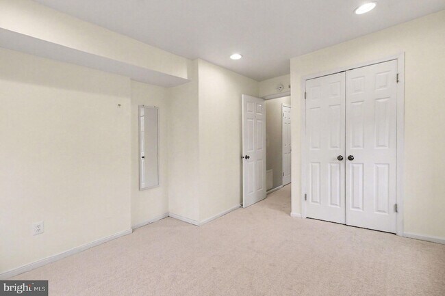 Building Photo - 910 Mountainview Dr