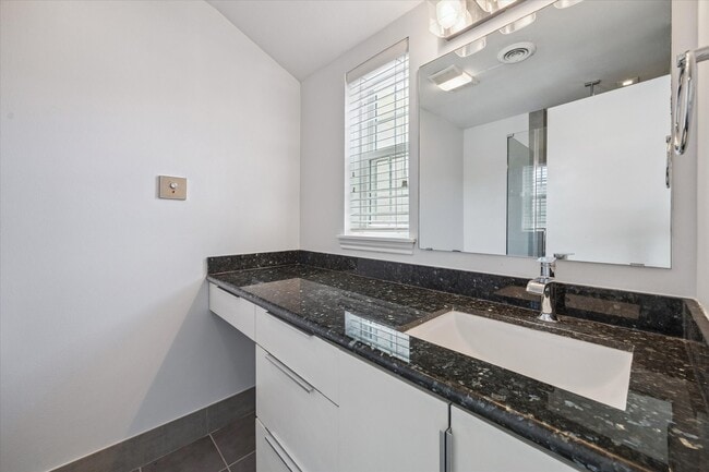 Building Photo - 671 N Post Oak Ln