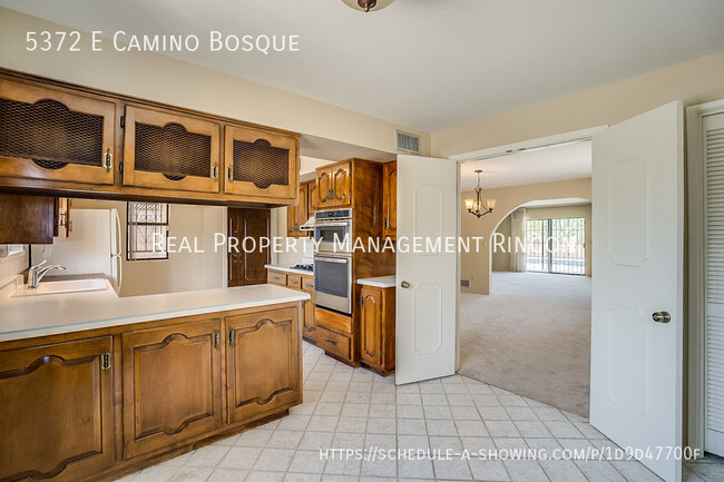 Building Photo - Location! Quintessential Tucson Classic is...