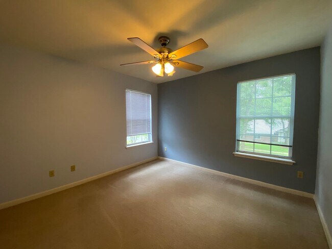 Building Photo - 3466 Hyde Park Way