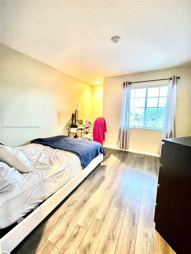 Building Photo - 1359 Avon Ln