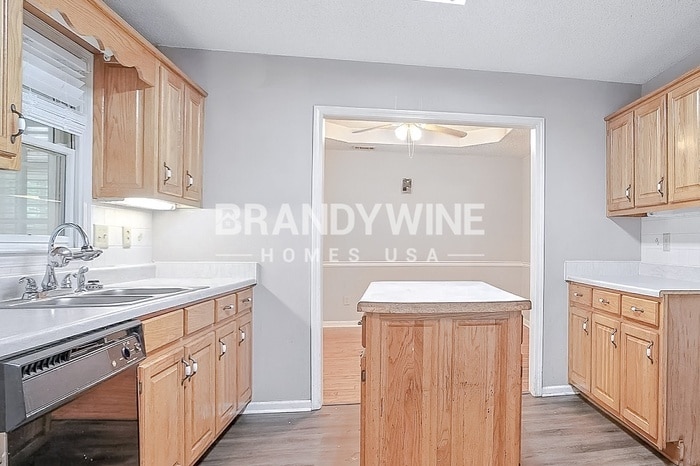 Building Photo - 205 Oak Shores Dr