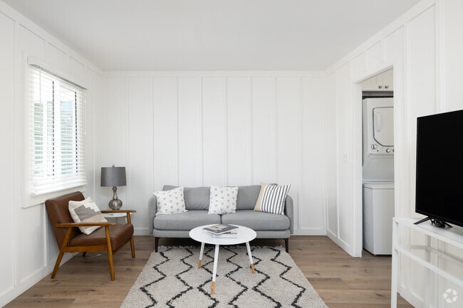 Living room - 314 N Venice Blvd