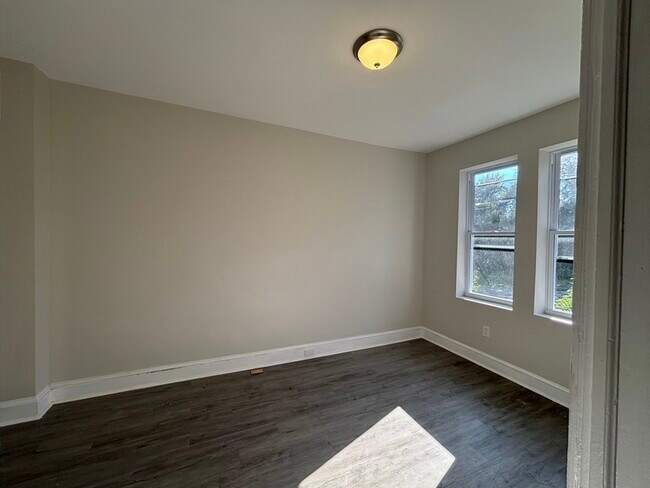 Building Photo - 410 N Loudon Ave