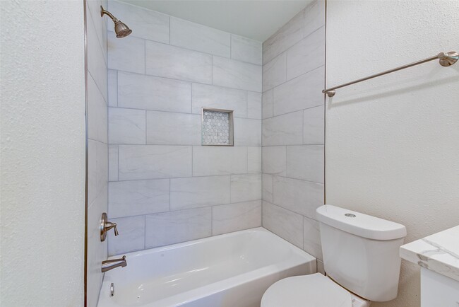 Building Photo - 16813 Glen Eagle Dr N