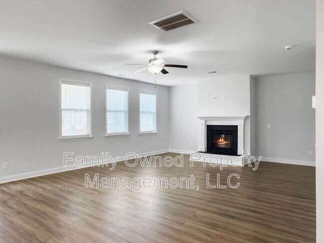 Building Photo - 302 Red Leaf Blvd