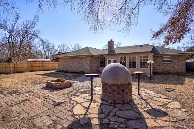Building Photo - 4 bed 3 bath home!