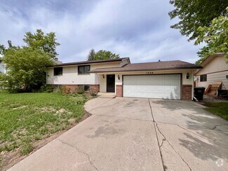 Building Photo - Large 3 Bedroom, 2 Bathroom Home in the Th...