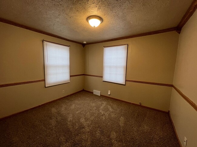 Building Photo - PRICE REDUCED! 4 Bedroom, 1.5 Bathroom House Available, Centrally Located! ¡Casa de 4 dormitorios...