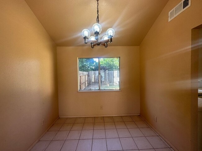 Building Photo - 560 Clover Dr