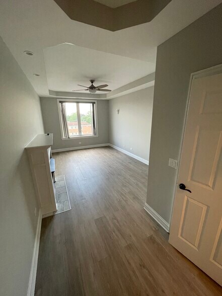 Building Photo - 6444 W Belmont Ave