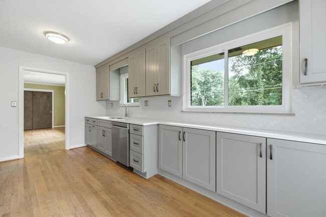 Building Photo - 205 S Palisades Dr