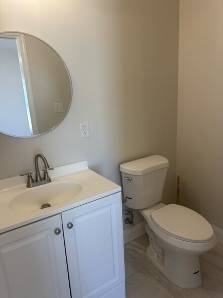 Building Photo - 400 E Hickory St