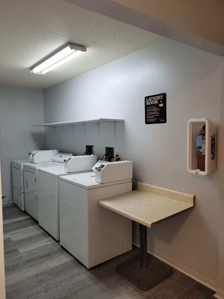 Laundry Room - Douglas Oaks