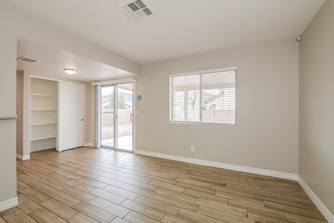 Building Photo - 824 Crabapple Dr