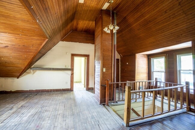 Building Photo - AVAIL 6/1/26 - Charming 5 bedroom Home wit...