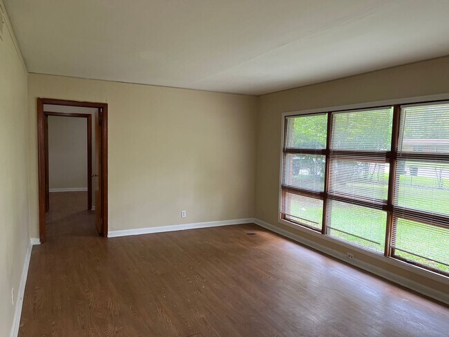 Building Photo - **ON HOLD**3 Bedroom / 1 Bathroom Home for...