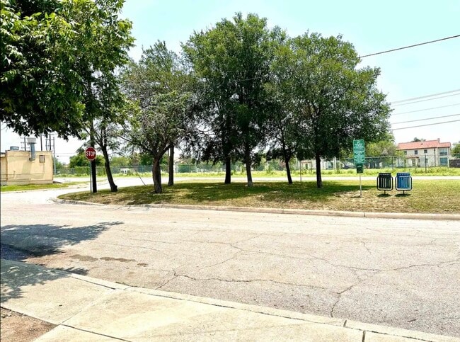 Building Photo - 336 Victor St