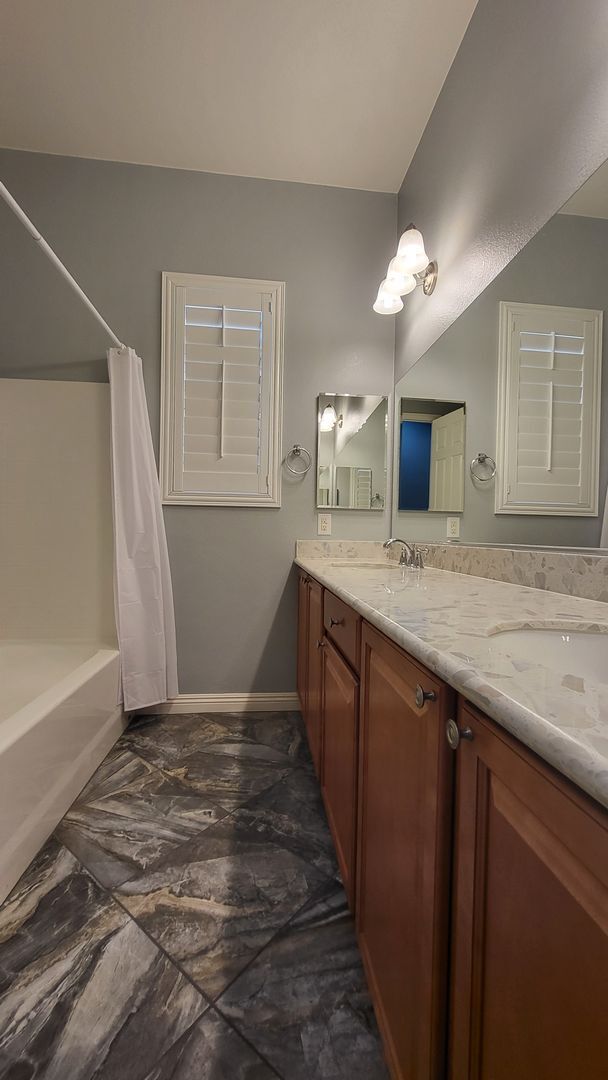 Building Photo - 5 bedroom, 4 bathroom home with a Casita