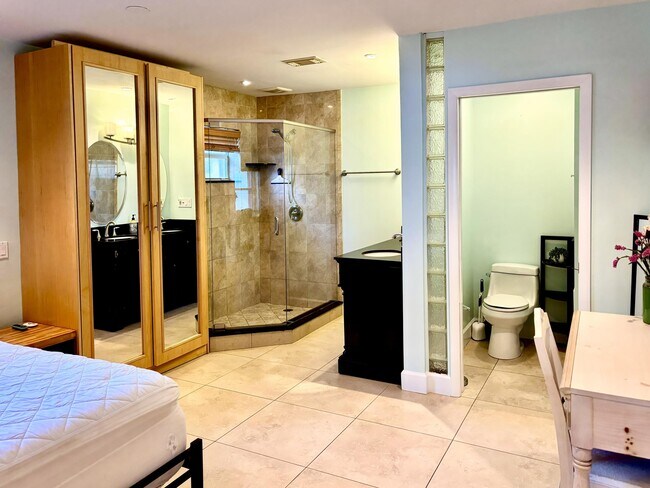 Building Photo - 5041 NE 15th Ave