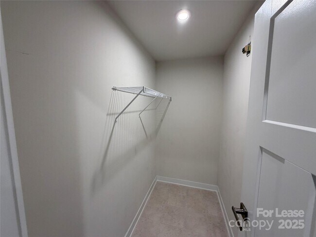 Building Photo - 2053 Birchside Dr