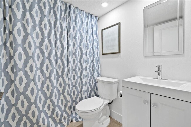 Building Photo - 709 7th Ln