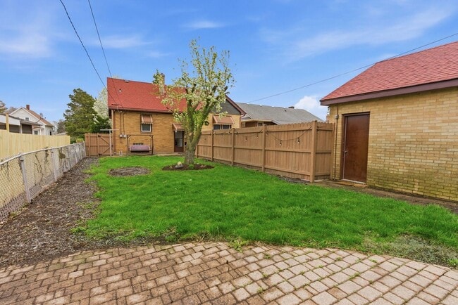 Building Photo - 1115 Kelly Ave