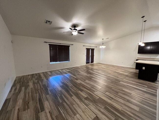 Building Photo - 4 BEDROOM POOL & SOLAR HOME