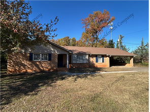 Building Photo - "3-Bedroom with 2 Baths and 2100 Sq Ft of ...