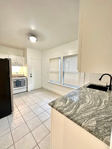 Building Photo - 48 Maple Ave