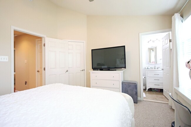 Building Photo - Small Pet-Friendly End-Unit Pantops Townhome