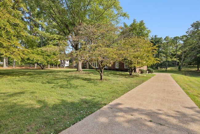 Building Photo - Completely renovated ranch 4BR/4BA ranch h...