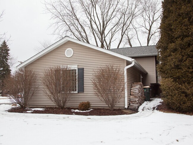 Building Photo - 2627 N Ridge Ave