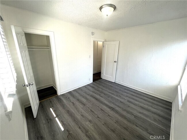 Building Photo - 1702 W 60th St