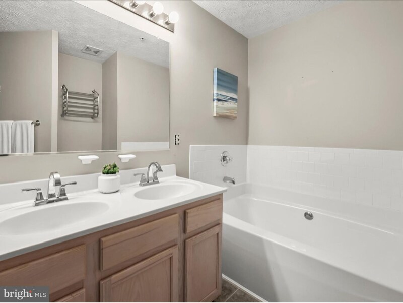 Building Photo - 10 Ironstone Ct
