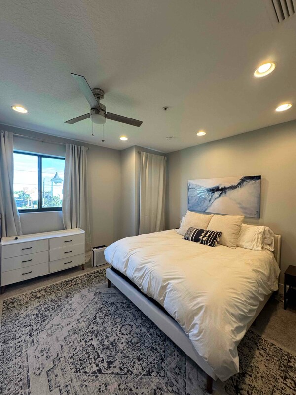 Building Photo - 947 Arlington Ave N