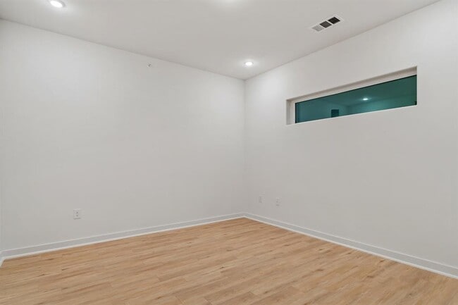 Building Photo - 100 Mockingbird Ln W