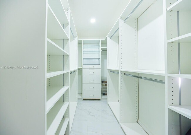 Building Photo - 7345 N Oakmont Dr
