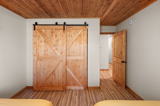 Building Photo - 1025 E Country Club Blvd