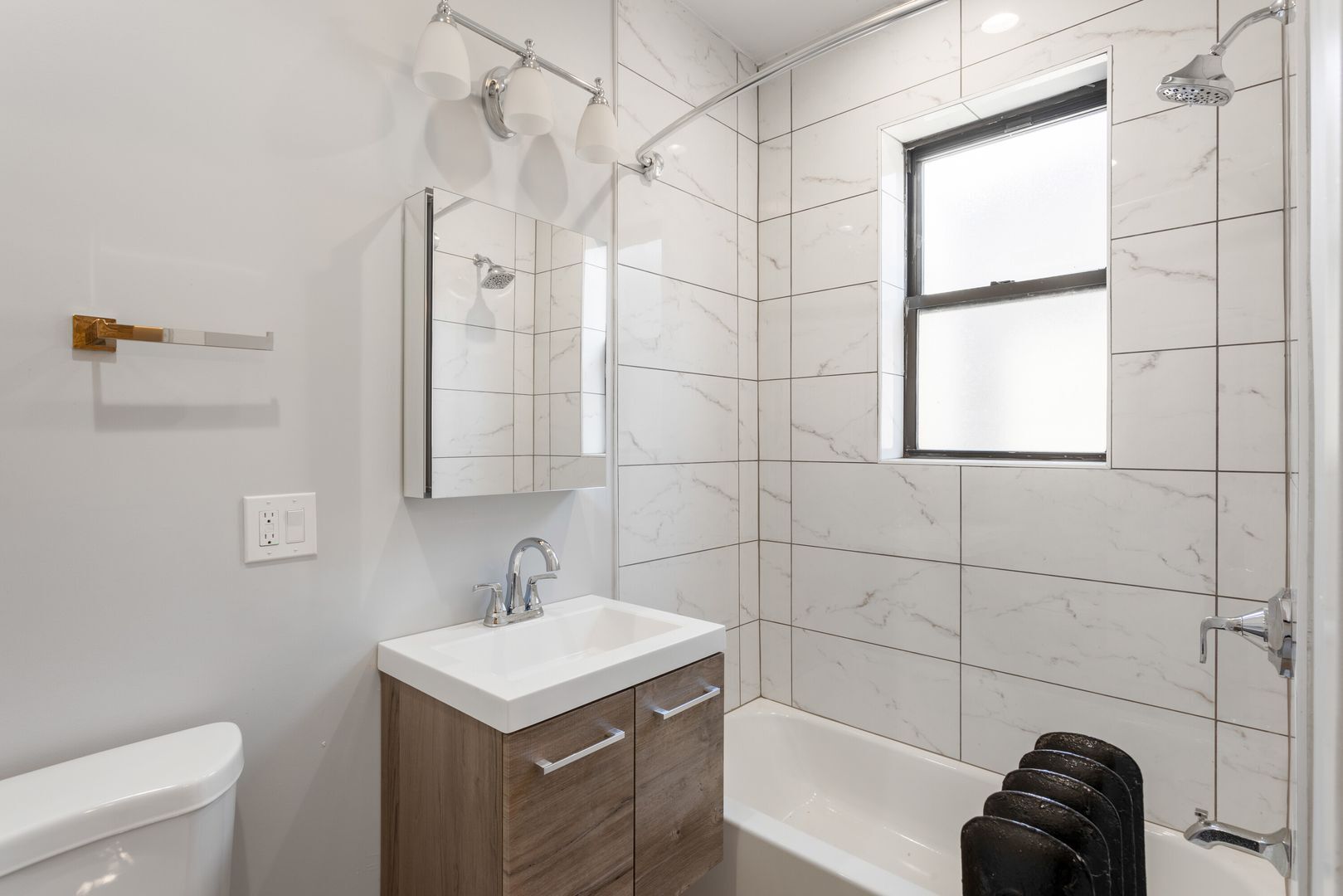 Building Photo - 7507 N Eastlake Ter