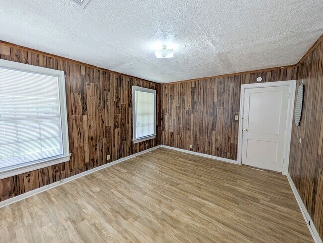 Building Photo - 1810 Roberts Ave