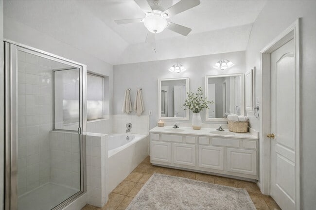 Building Photo - 1722 Red Oak Terrace