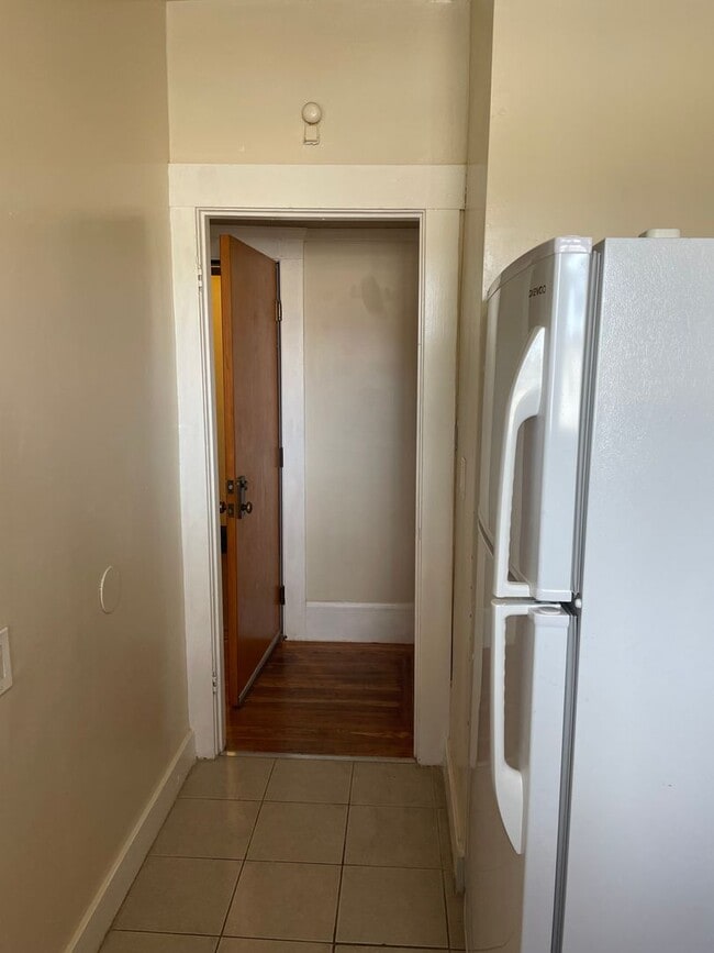 Building Photo - Very Bright Sunny, Quiet and Cozy location, this unit is Completely Renovated Studio