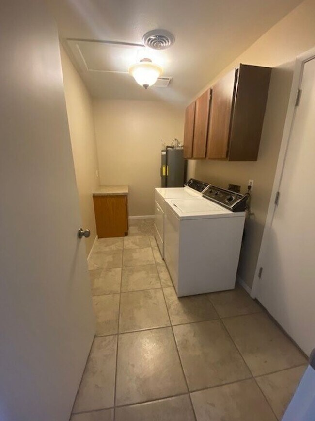 Building Photo - 1014 Plaza Del Sol