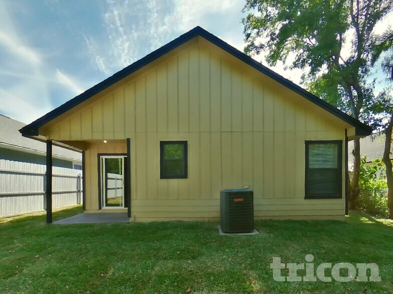 Building Photo - 1313 Independence Dr