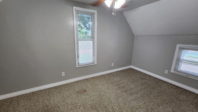 Building Photo - 4 bed 2 bath house in Edmond, OK next to UCO campus