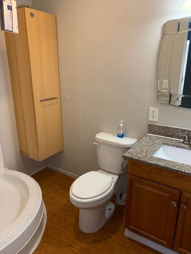 Building Photo - **OPEN HOUSE THURSDAY 5/22/25** 2,400- ALL...