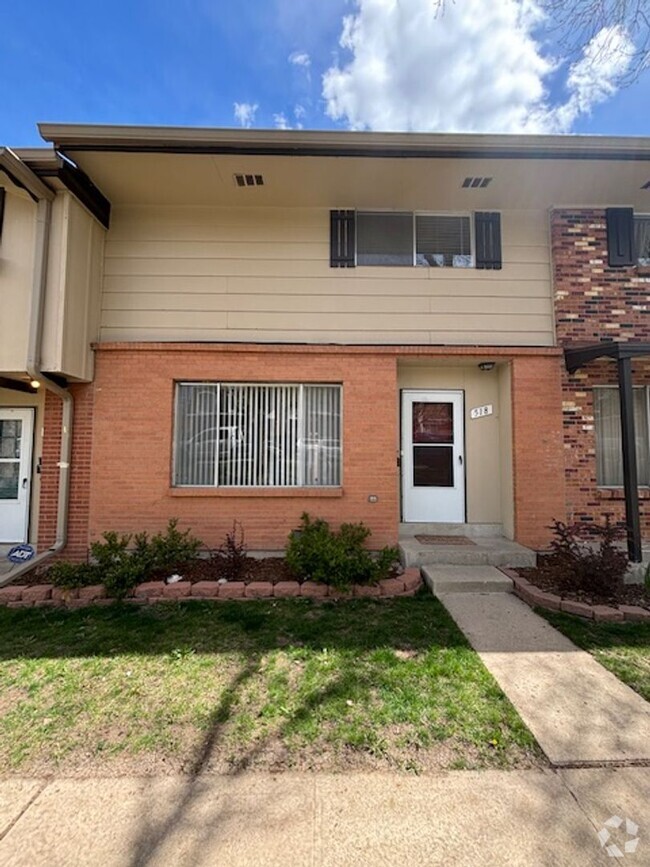 Building Photo - Updated 2 bd/3ba Townhome in Lakewood