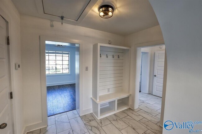 Building Photo - 1122 NE Wellman Ave