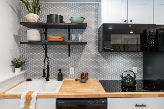 Building Photo - Stylish & Turnkey Furnished 2-BR Daylight Basement Apartment – Utilities + Wi-Fi Included